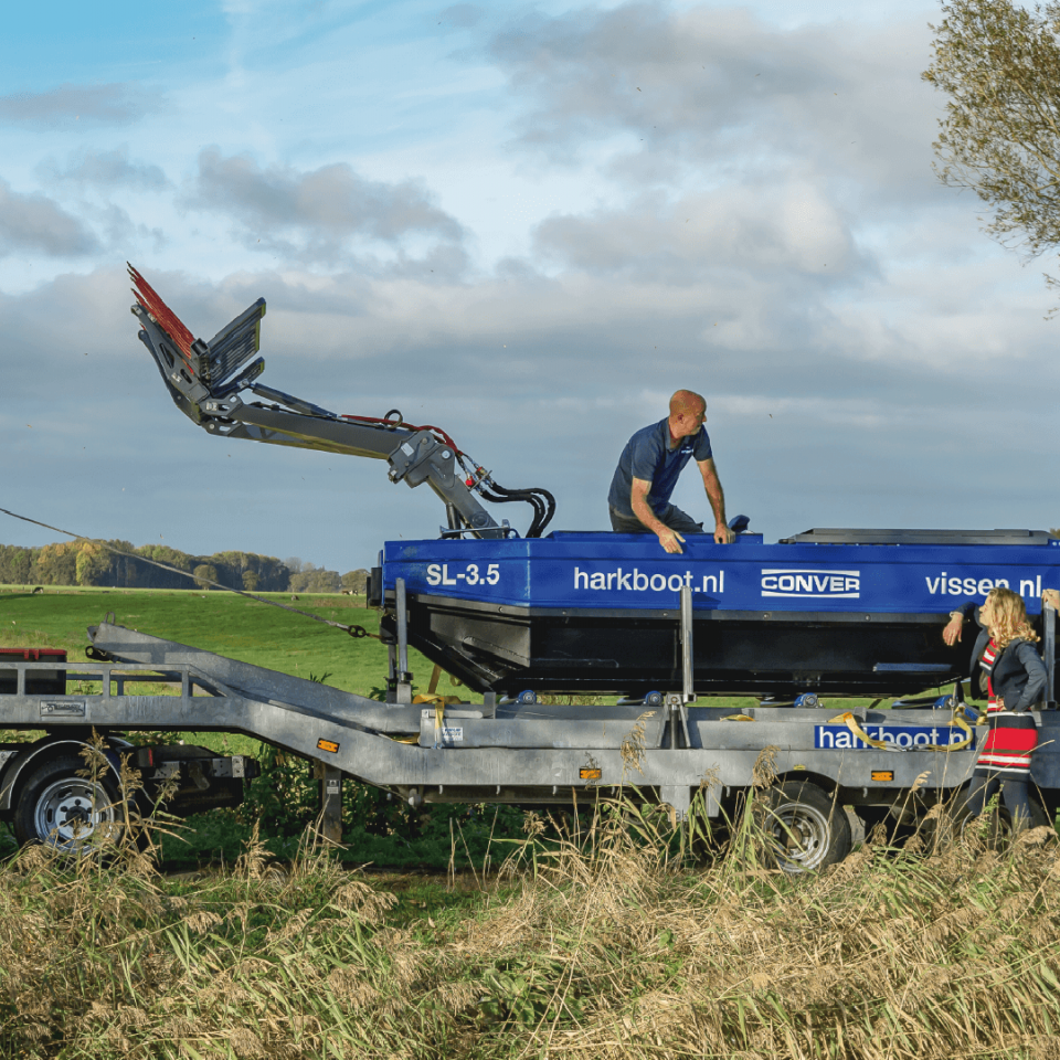 Foto van de harkboot op trailer voor vervoer.