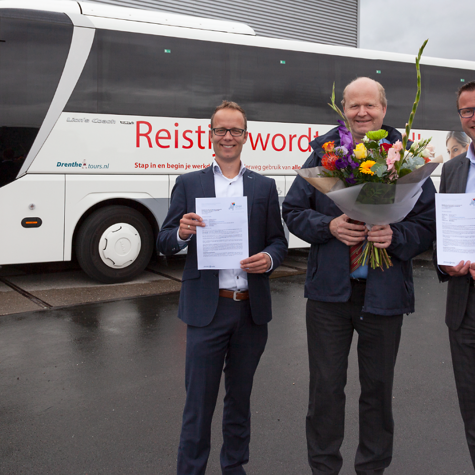 Foto van werknemers voor de Kantoorbus, Drenthe Tours