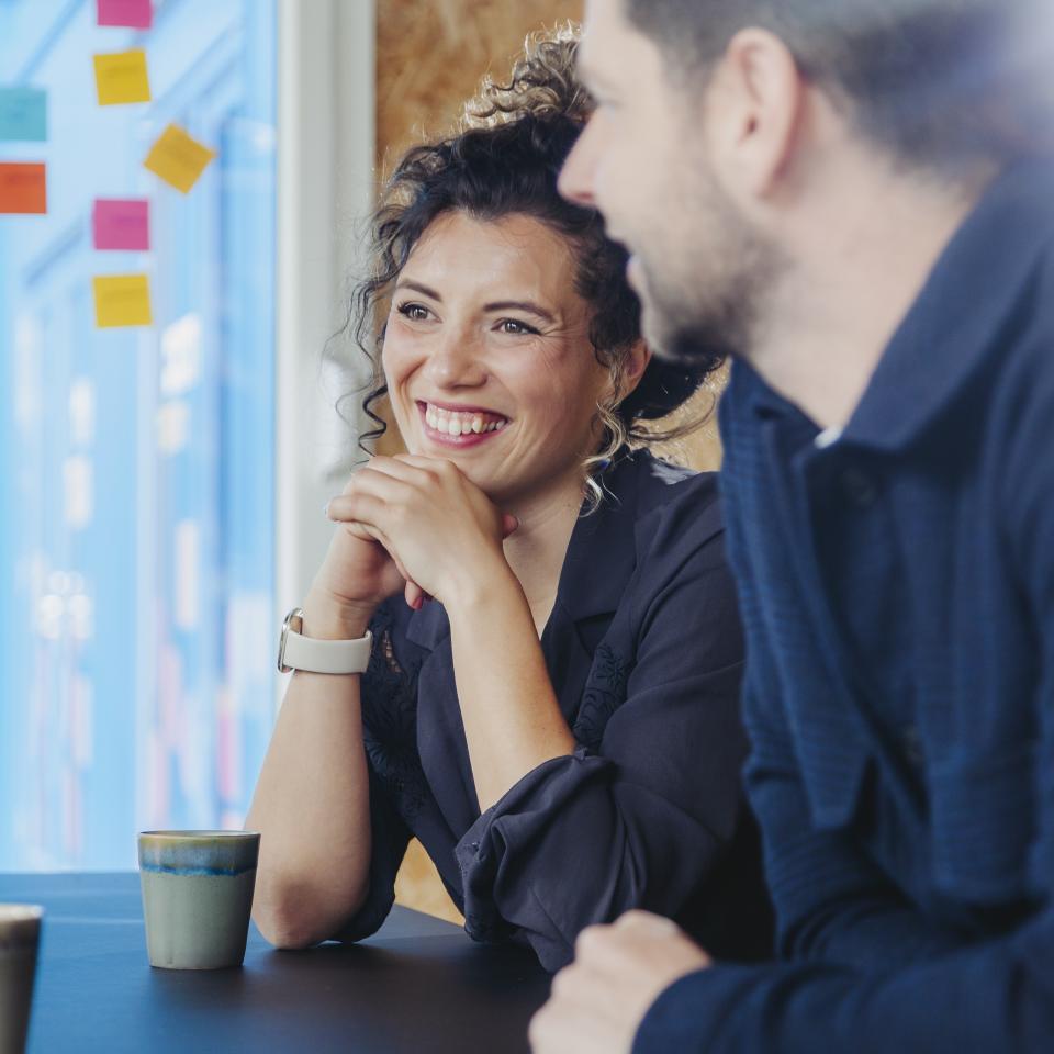 Vrouw met visie aan vergadertafel