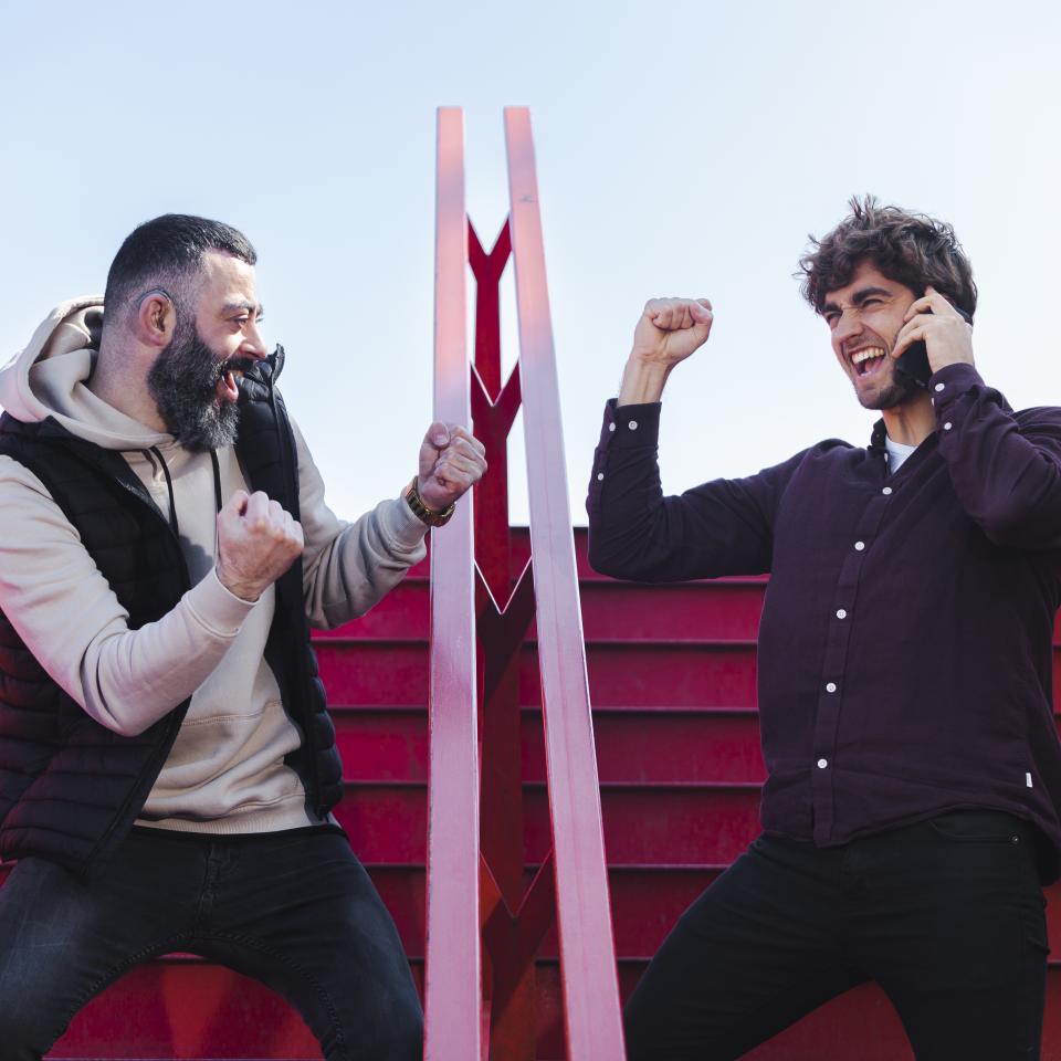 Twee ondernemers juichen