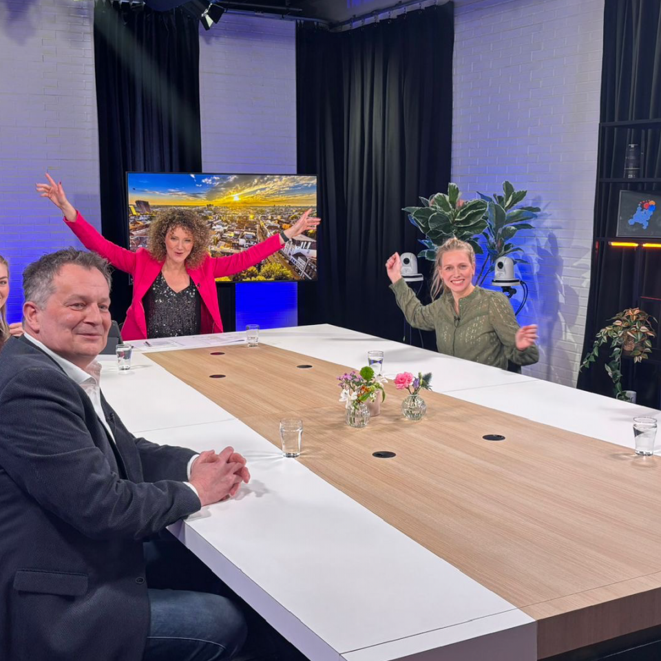 Mensen aan tafel in de studio