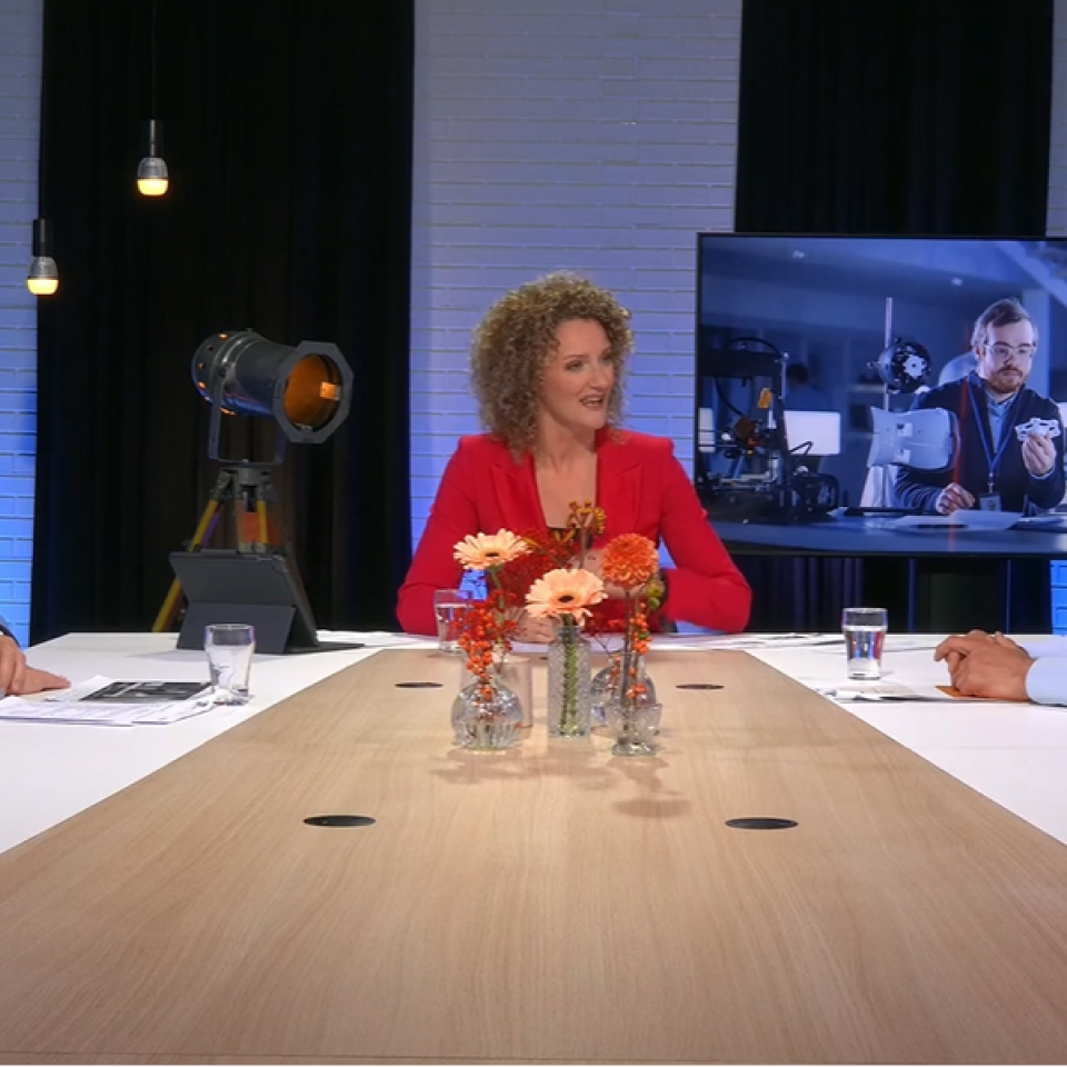 Drie mensen aan tafel tijdens het webinar