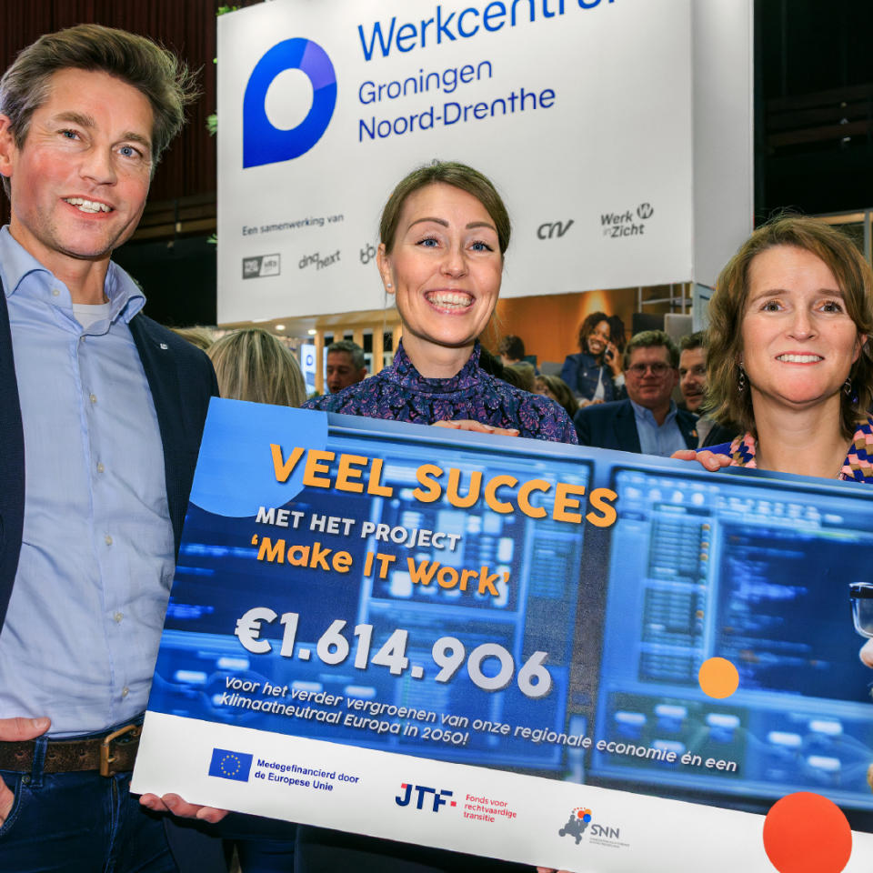 3 personen houden een grote cheque vast