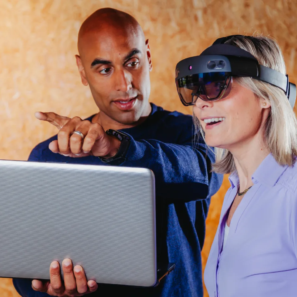 Foto van man en vrouw die een VR-bril testen
