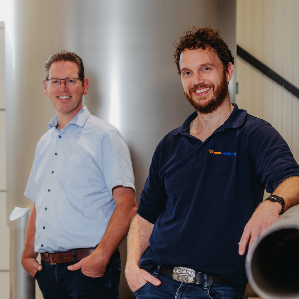 twee ondernemers poserend in industriële omgeving