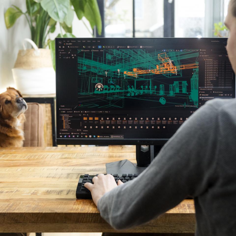 Man programmeert op zijn computer