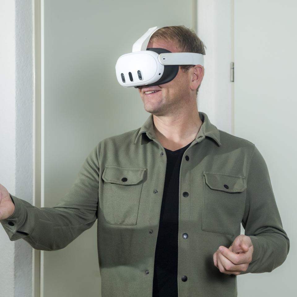Man met VR-bril loopt door de ruimte
