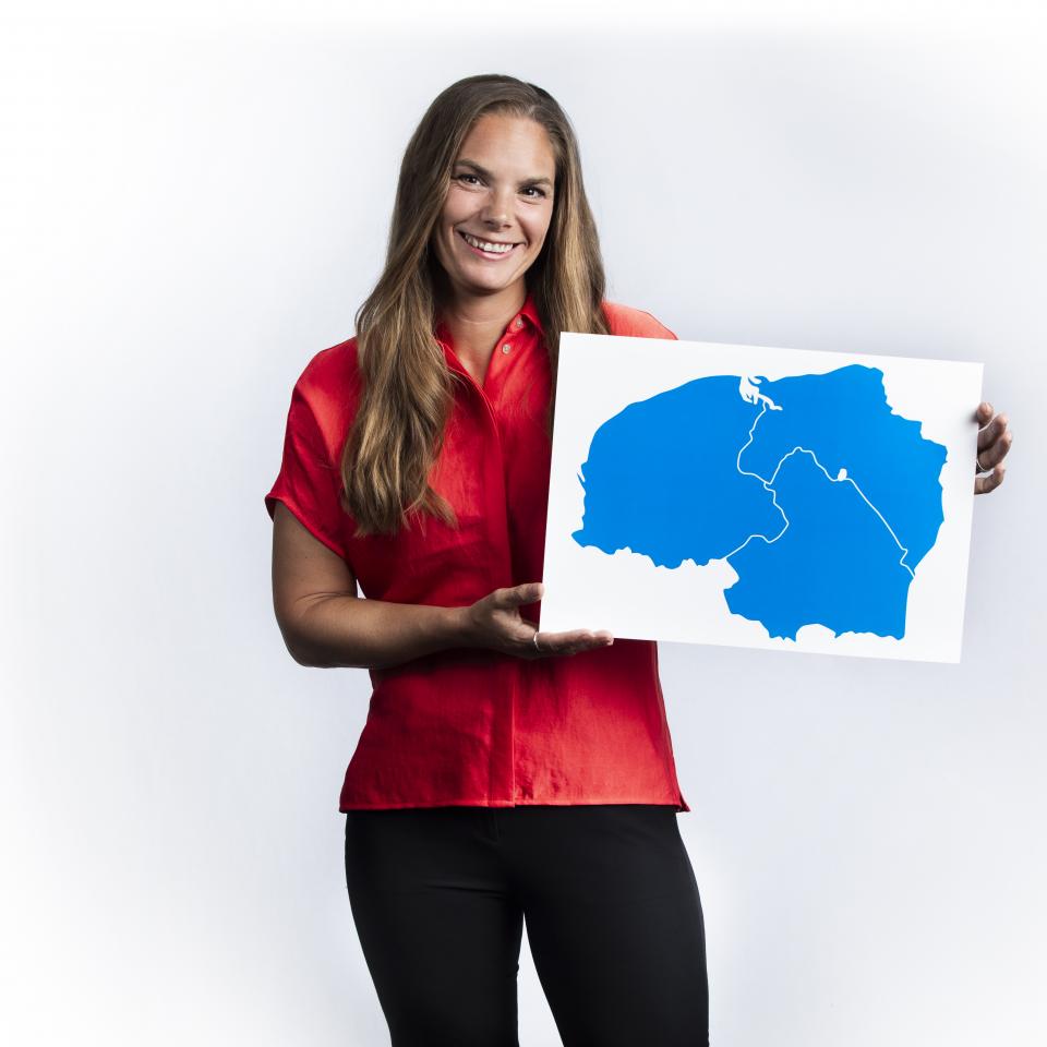 Sanne houdt bord vast