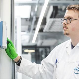 Medewerker van Paques drukt op scherm van installatie