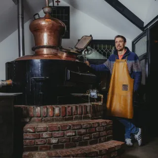 Freek van Genever Stokerij staat naast ketel
