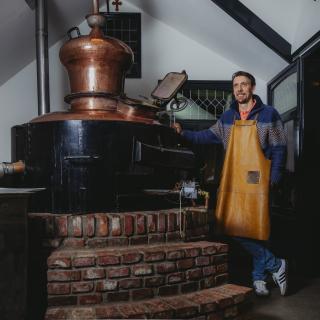Freek van Genever Stokerij staat naast ketel