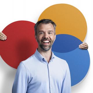 Man met logo