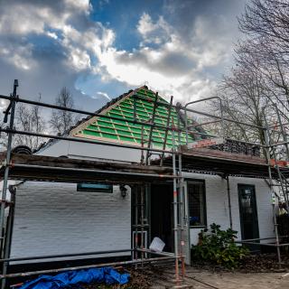 Een huis waar het dak aan wordt verbouwd