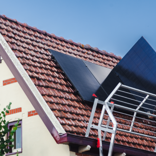 Geïnstalleerde zonnepanelen op een huis