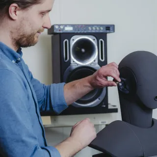 De oortjes worden in een testpop geplaatst