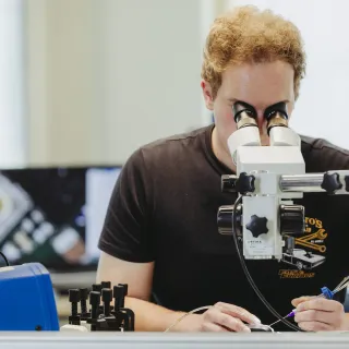 Man werkt met microscoop