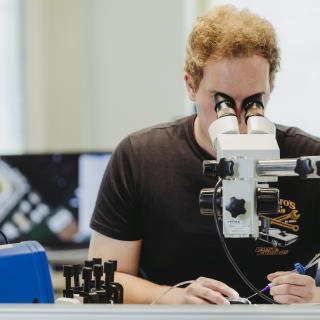 Man werkt met microscoop